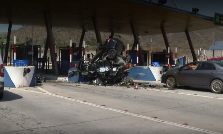 Fuerte colisión en peaje de Acceso Sur deja al menos un fallecido