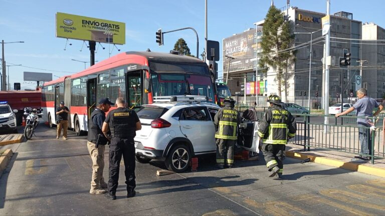 Accidente entre bus de Transantiago y vehículo particular deja un lesionado