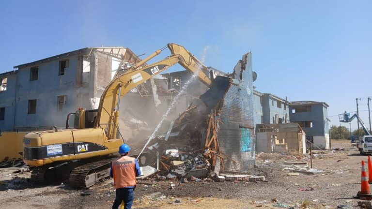 Comienza demolición de blocks en Francisco Coloane – Bajos de Mena