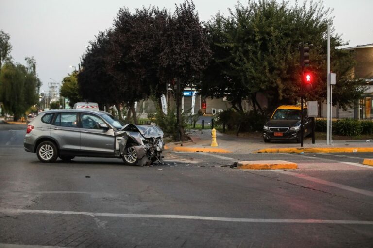 Carabinero queda en riesgo vital tras fuerte choque en Avenida La Florida