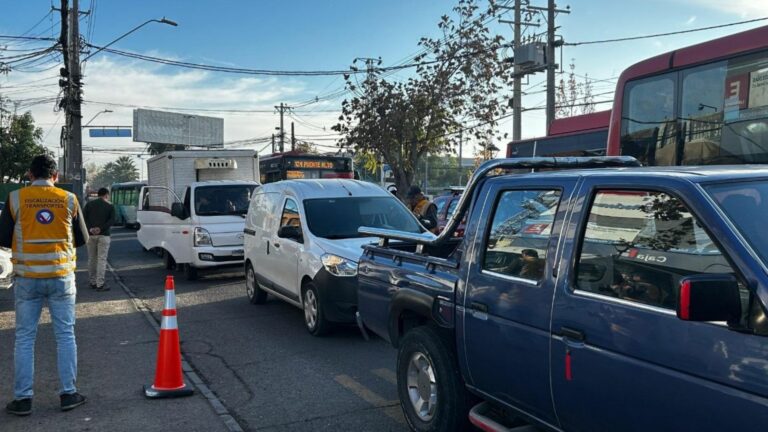 Nueve vehículos retirados y una persona detenida tras fiscalización en Puente Alto