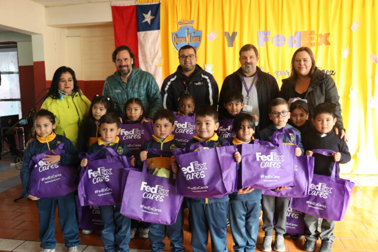 Desafío Levantemos Chile, Operation Warm y FedEx entregan abrigos a niños del Colegio Quitalmahue