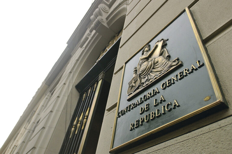 Contraloría detecta que 25 mil funcionarios públicos viajaron al extranjero durante licencias médicas