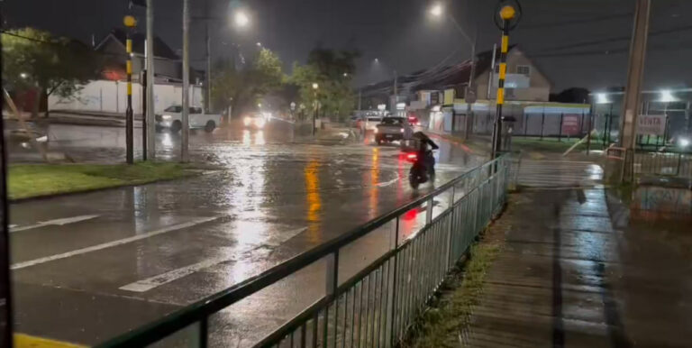 Cortes de luz y calles anegadas: Jornada de lluvias intensas en Puente Alto