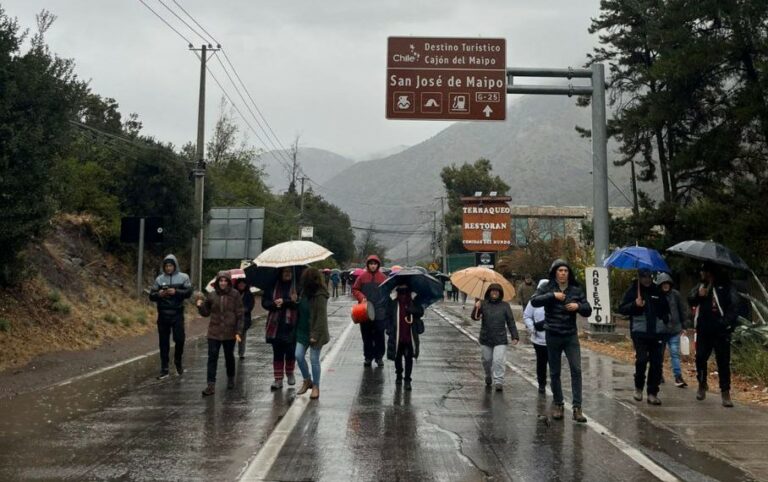 Protesta en la entrada de San José de Maipo: Asistentes de la educación exigen pago de compromisos