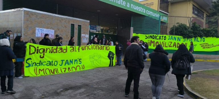 Profesores y asistentes del Liceo JAN N°5 de Puente Alto en huelga por mejoras salariales