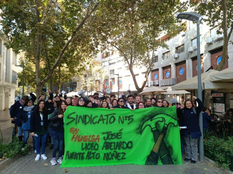 Trabajadores del liceo JAN N° 5 mantienen huelga legal por tercer día consecutivo