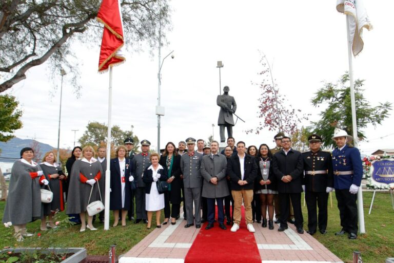 Municipalidad de Puente Alto y autoridades locales depositan ofrenda floral en monumento a Arturo Prat
