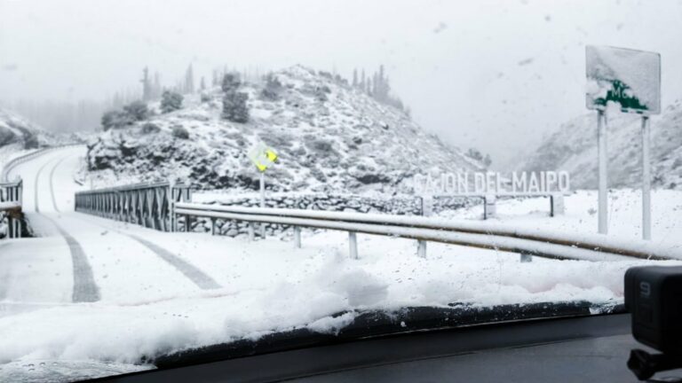 ¿Nieve en Puente Alto? Nevada en Cajón del Maipo podría replicarse en otras comunas de la RM