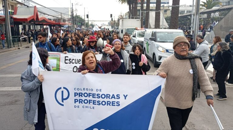 Profesores de Puente Alto se suman a paro nacional y protestan por reivindicaciones laborales y educativas
