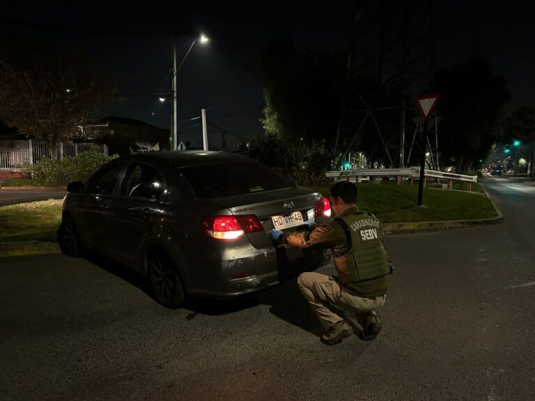 Carabineros capturó a tres sujetos por robo de auto en Puente Alto: uno de ellos es menor de edad
