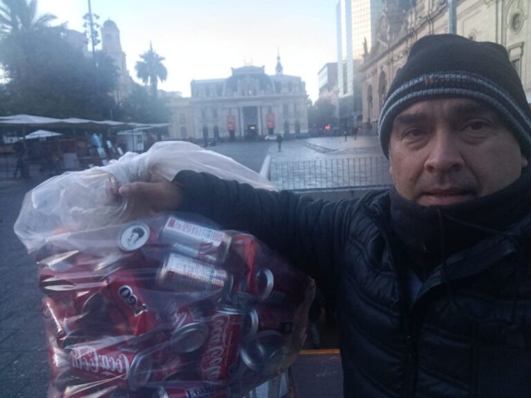 Papá puentealtino busca recuperar red de apoyo para costear tratamiento médico con reciclaje de latas