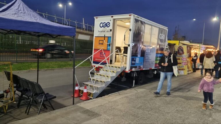 CGE participa con su oficina móvil en nueva jornada de atención nocturna en el frontis de la Municipalidad de Puente Alto
