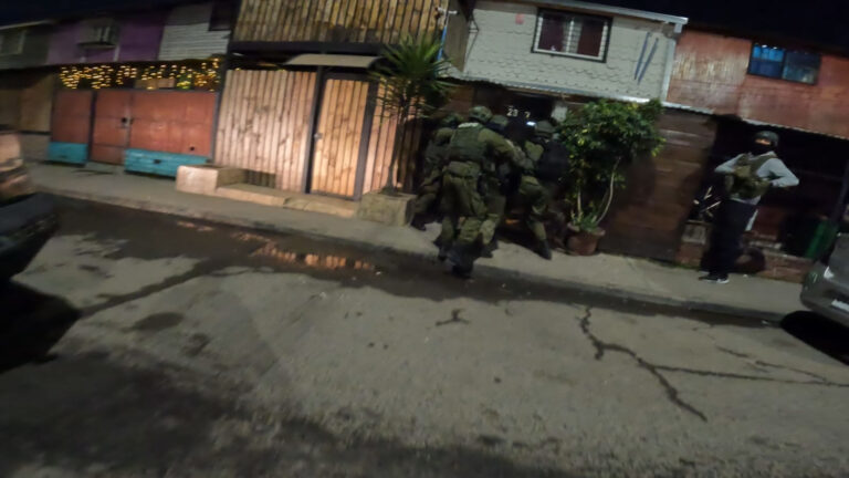 Allanan casa en Puente Alto y detienen a presunto autor de robos en viviendas de Pirque