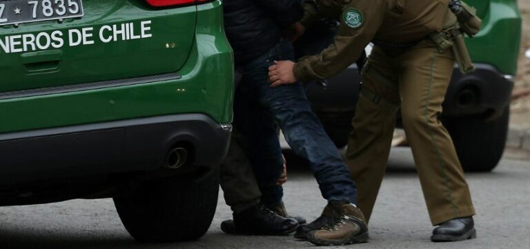 Violento intento de fuga: Delincuentes intentaron atropellar a Carabineros y terminaron detenidos