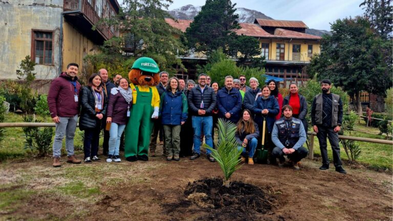 Conaf y Hospital de San José de Maipo sellan convenio para arborización comunitaria en espacios de salud