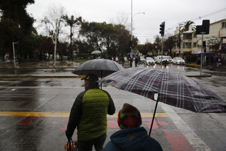 ¿Vuelve la lluvia a Santiago? Sistema frontal avanza desde el sur y podría dejar precipitaciones el domingo