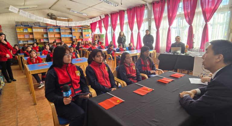 Radio Escuela Los Andes sigue haciendo historia y suma al Embajador de China a su lista de entrevistas internacionales