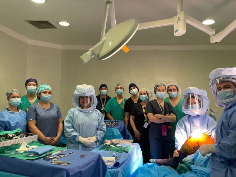 ¡Pioneros en Latinoamérica! Primera cirugía robótica de rodilla en un hospital público se realiza en el Sótero del Río