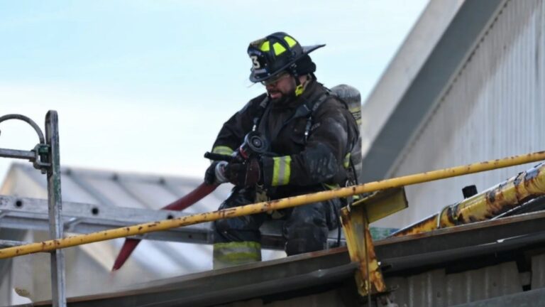 Bomberos controla incendio al interior de fábrica en Puente Alto