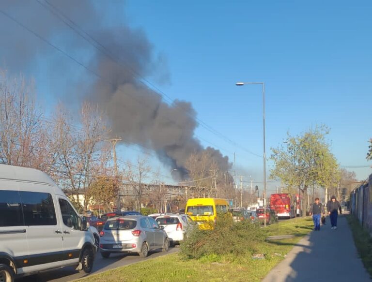 Incendio en vivienda de dos pisos movilizó a Bomberos en Puente Alto