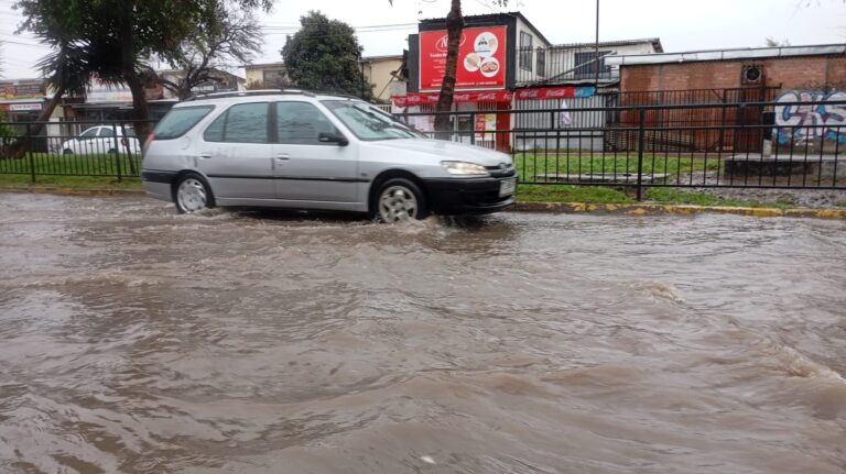 Sistema frontal en Puente Alto: lluvia constante y anegaciones puntuales en vías de la comuna (Fotos)