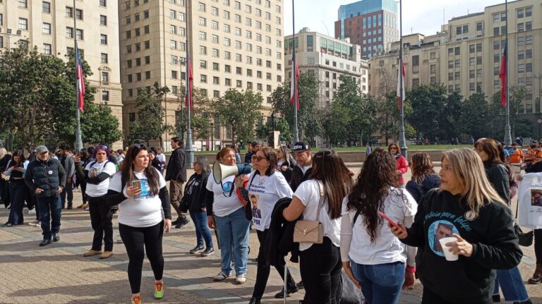 Víctimas sin justicia: familias marchan desde La Moneda hasta Fiscalía para exigir avances en investigaciones