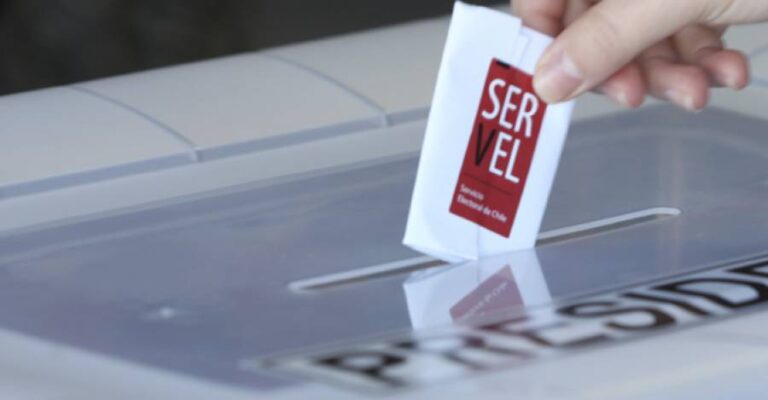 Precandidato se baja de la carrera presidencial tras no reunir firmas exigidas por el Servel