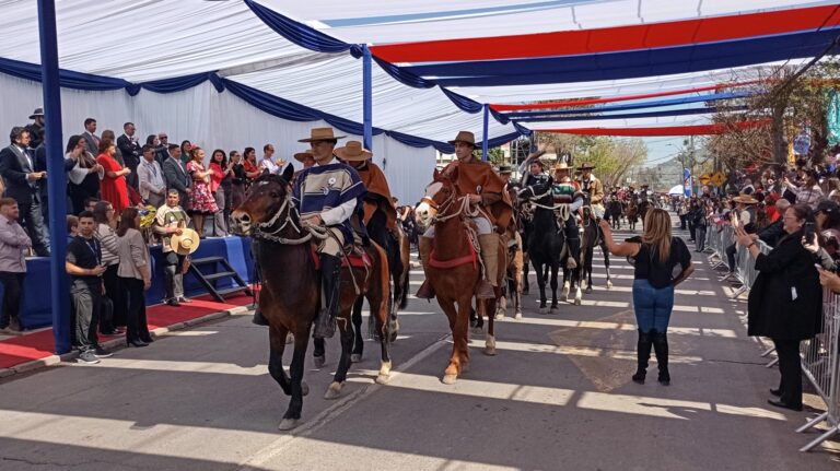 Desfile de Casas Viejas reunió folklore, emoción y chilenidad