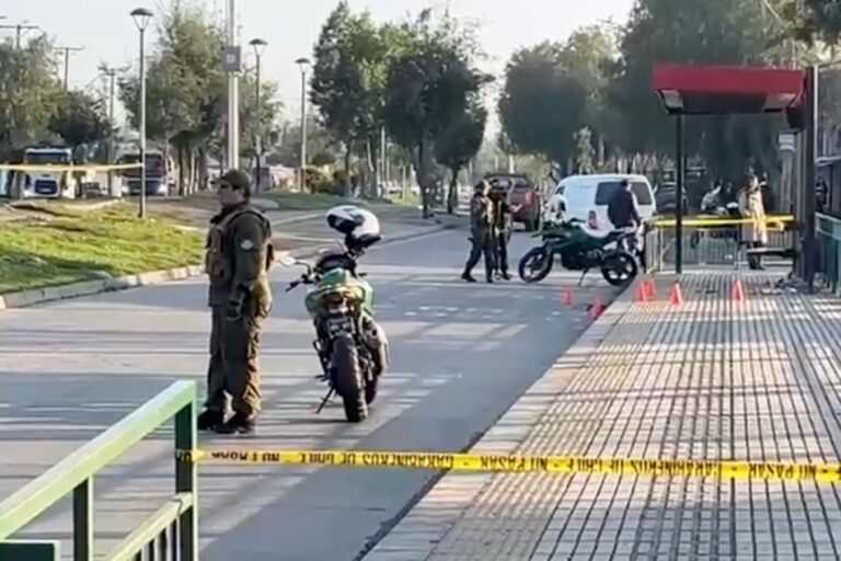 Gravísimo: Dos baleados en paradero de Villa Chiloé en Puente Alto