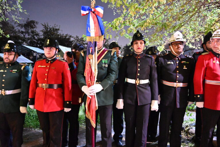 Emotiva romería nocturna rindió homenaje a bomberos fallecidos en Puente Alto