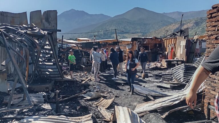 23 damnificados tras incendio en campamento de Casas Viejas