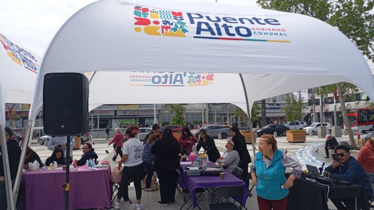 Municipalidad de Puente Alto realizó feria por la concientización del cáncer de mama