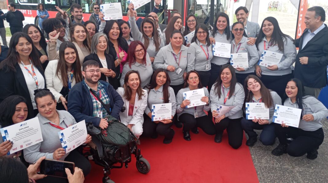 24 conductoras puentealtinas se suman a Red Movilidad tras culminar capacitación