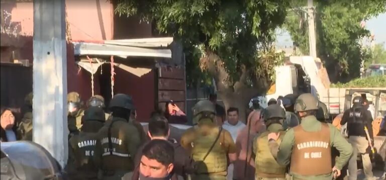 Con incidentes y agresión a la prensa: Demuelen animita del “santo de los ladrones de autos” en La Florida