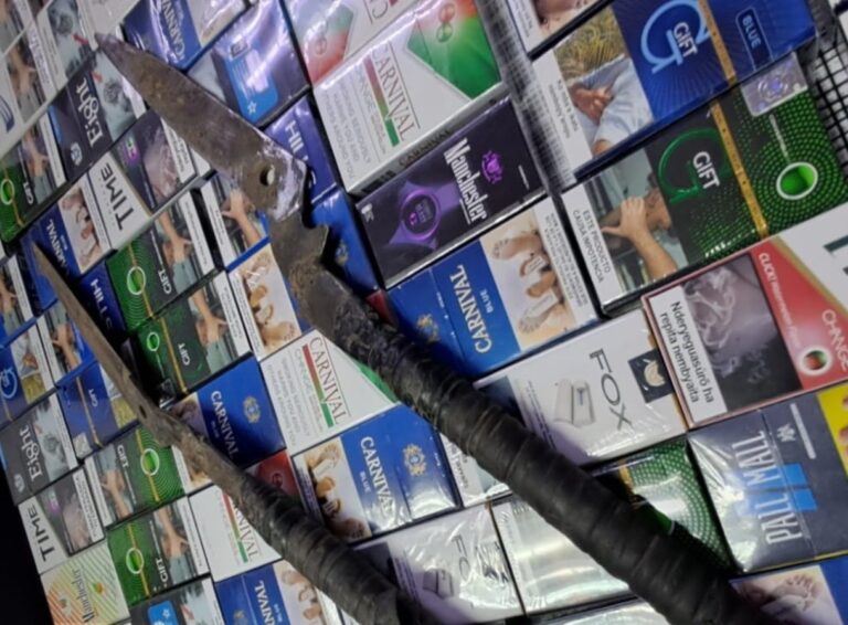 Operativo municipal en el centro de Puente Alto termina con decomiso de cigarros ilegales y armas blancas