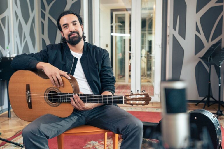 Músico puentealtino Rubén Fernández presenta su primer disco La vida en 6/8