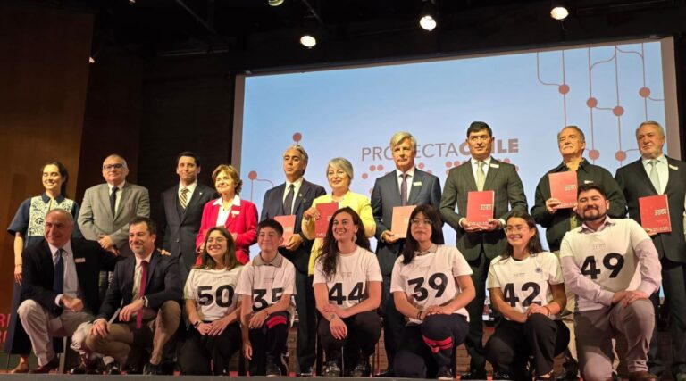 Niños puentealtinos de la Radio Escuela Los Andes entrevistaron a candidatos presidenciales en Proyecta Chile 2050