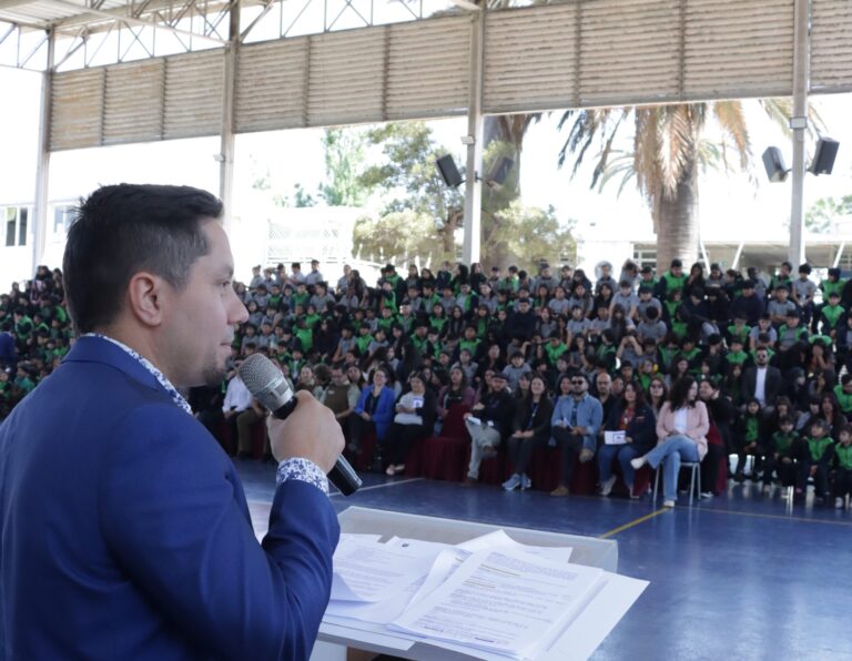 Escuela Las Palmas celebró 74 años de trayectoria en Bajos de Mena