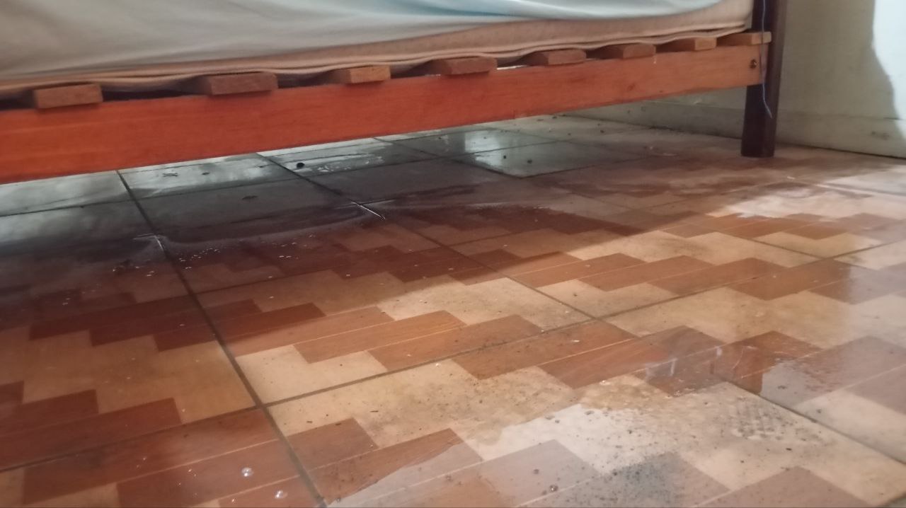 «Van a esperar que pase una desgracia» Adulta mayor denuncia afectación de su vivienda por filtración del Canal Carburera