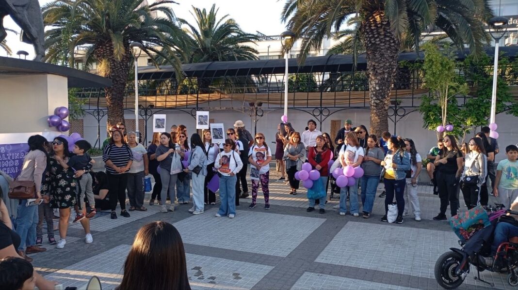 “A mi hija la citaron”: madre de Valentina Alarcón pidió justicia durante velatón y apuntó a posible femicidio
