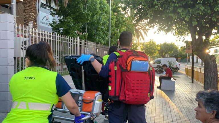 Procedimiento con Bomberos y SAMU por persona desmayada durante conteo de votos en Colegio Consolidada