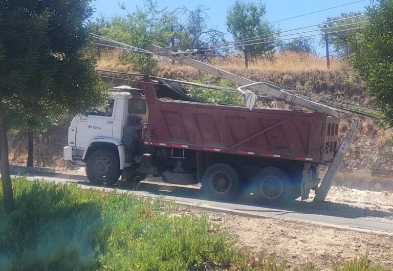 Poste chocado ocasiona corte de luz en amplio sector de la zona oriente de Puente Alto