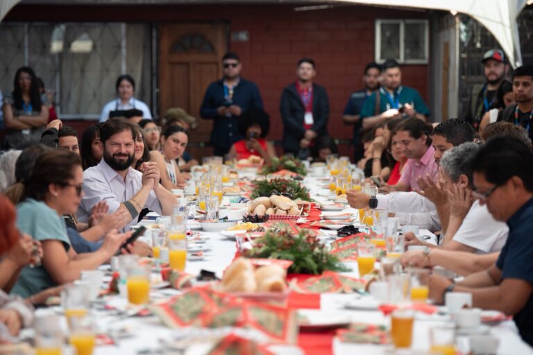 Presidente Boric compartió desayuno de Navidad con vecinos de la Villa Nocedal