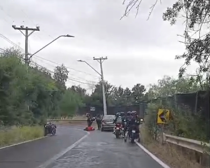 Accidente entre automóvil y motocicleta en Camino El Toyo deja motorista lesionado