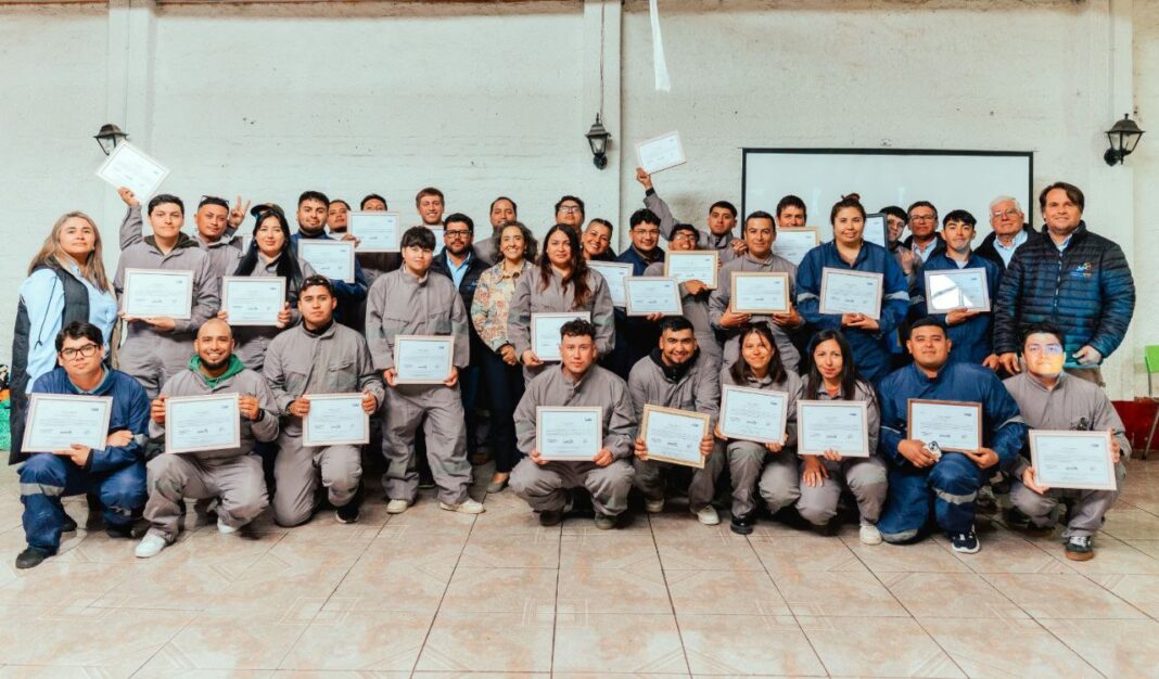 Programa Ilumina de CGE capacita 30 jóvenes como electricistas linieros