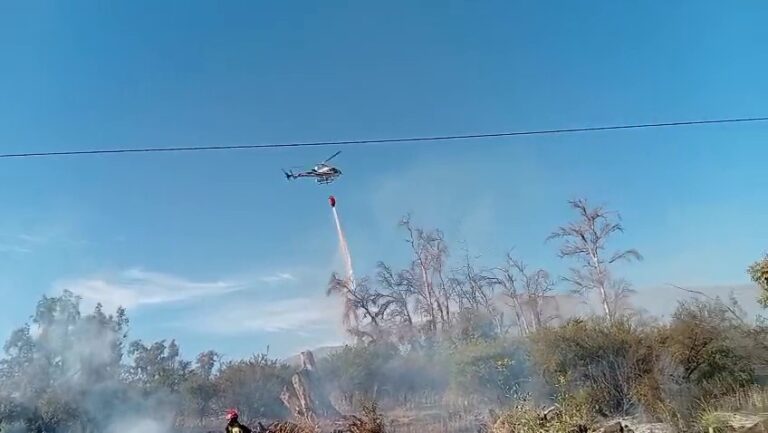 Incendio forestal se registra Hacienda el Peñón de Puente Alto: Bomberos y apoyo aéreo combaten el fuego