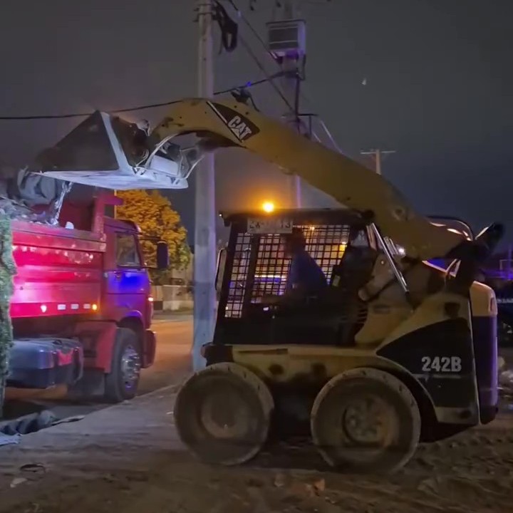 Municipio realiza operativo nocturno de limpieza en sector Chiloé con Creta