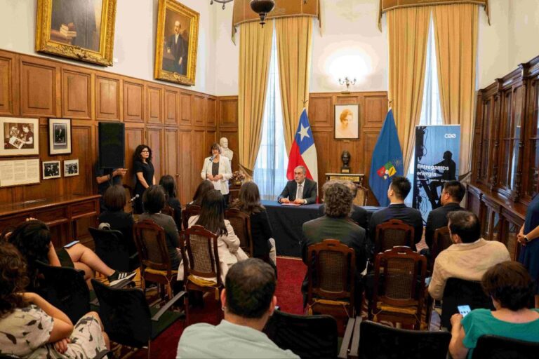 CGE y Universidad de Chile materializan importante convenio de colaboración técnica y académica