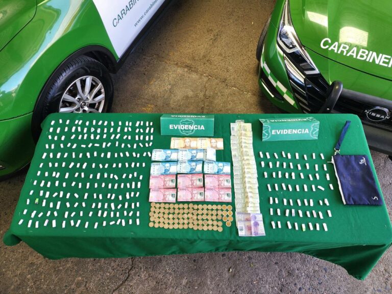 Carabineros detiene a dos sujetos por microtráfico en la población Carol Urzúa